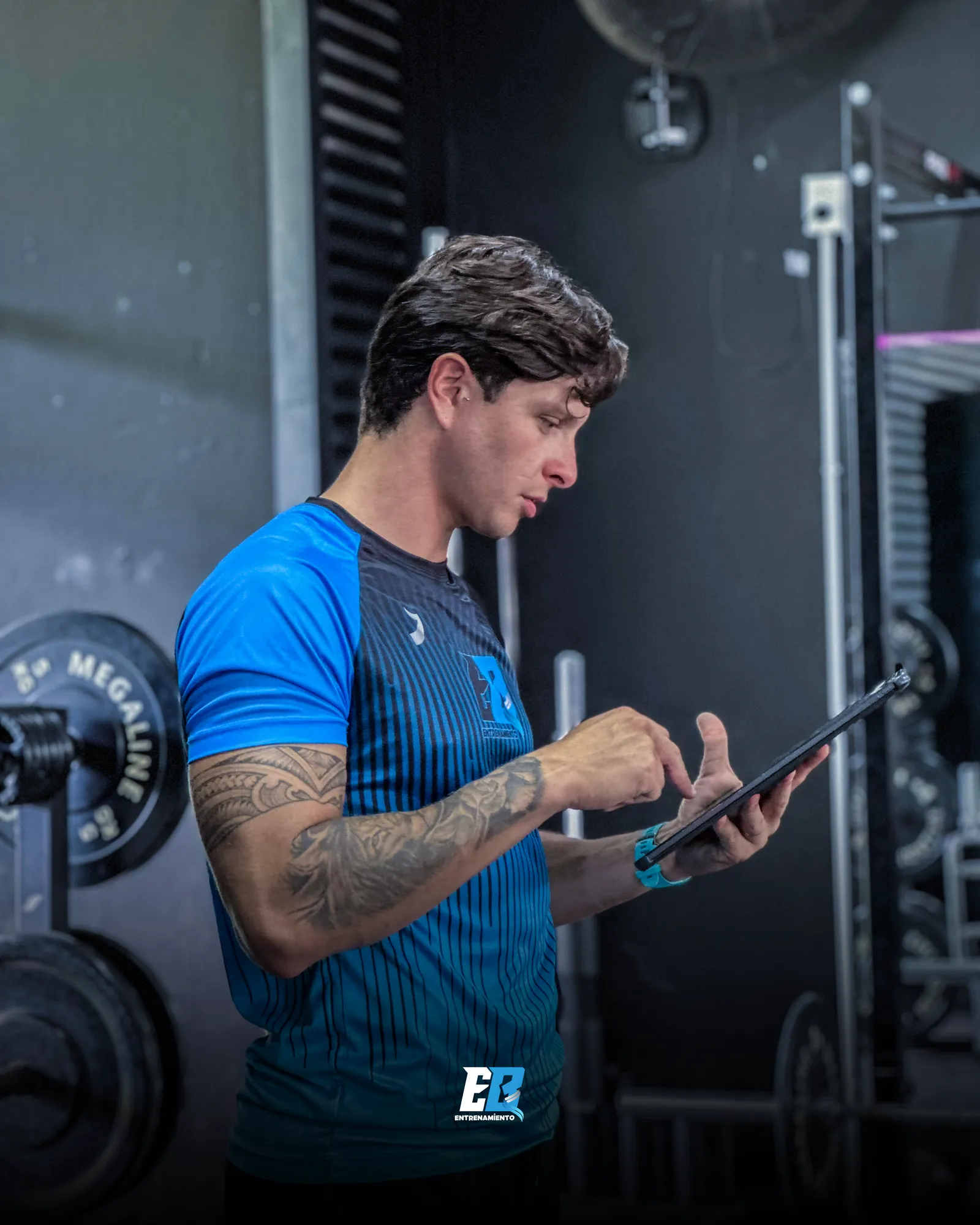 Emi Benegas planificando rutinas en el gym